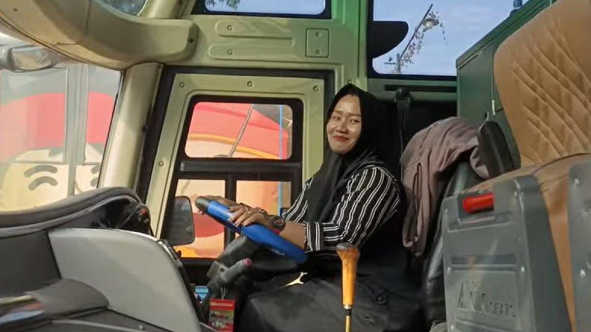 Wiwid Lestari saat bersiap mengemudikan bus