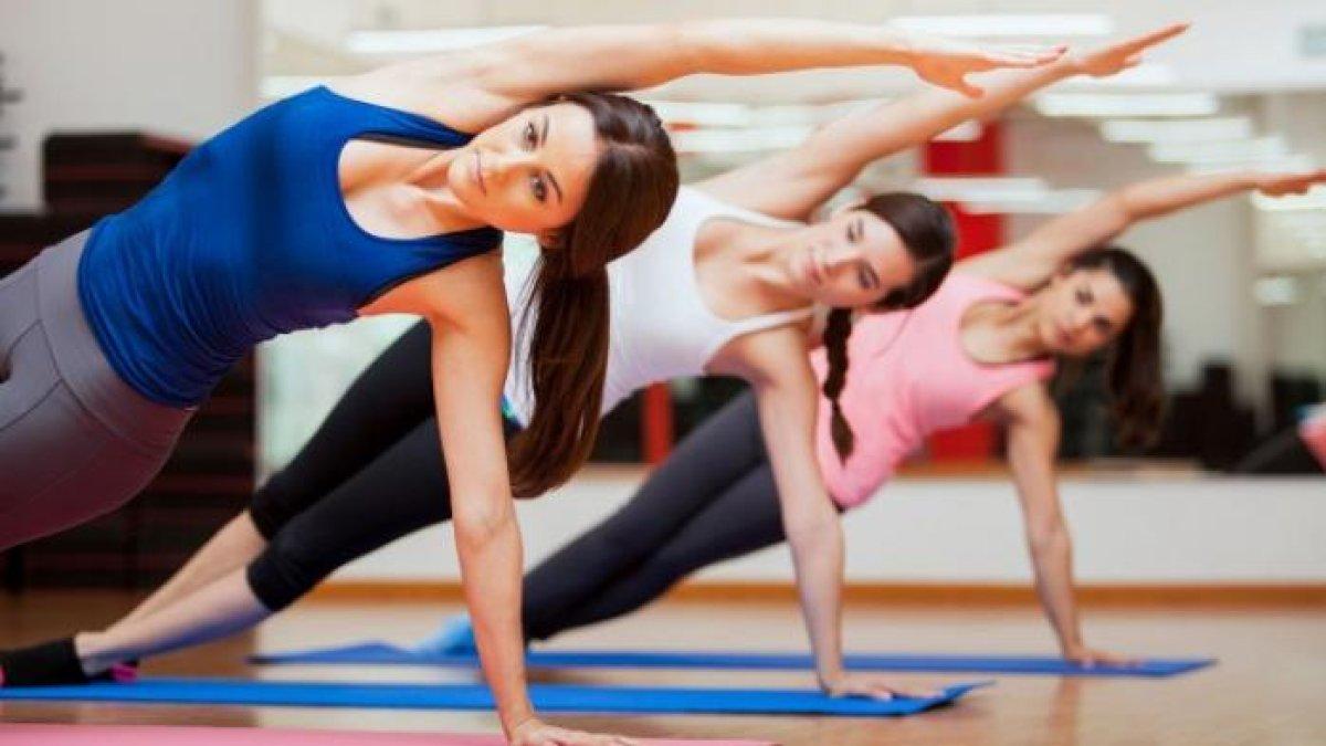 pose yoga untuk mengatasi perut kembung secara alami