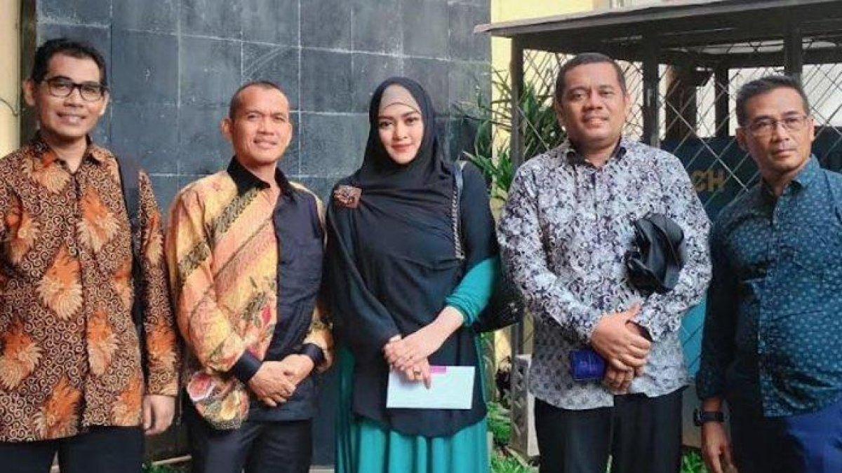 Zeda Salim bersama tim kuasa hukumnya menyambangi Komnas Perempuan, Kamis (20/7/2023).