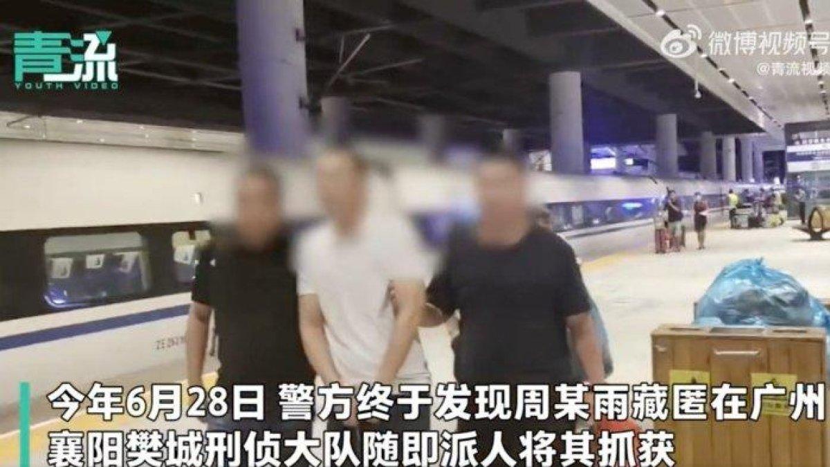 Zhou saat dia dibawa pergi dari istrinya untuk naik kereta