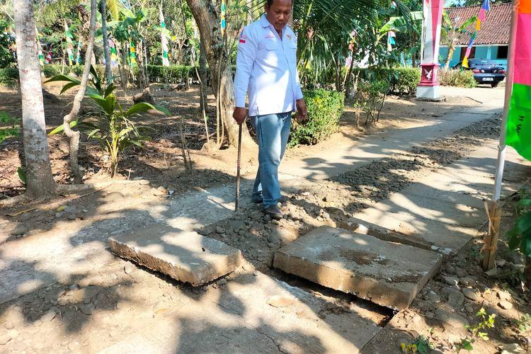Ambyah Panggung Sutanto, mantan Kepala Desa (Kades) Ketangi Kecamatan Purwodadi Kabupaten Purworejo membongkar jalan beton Di desanya.