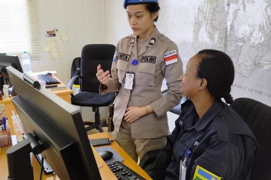 Brigadir Renita Rismayanti saat bertugas di Republik Afrika Tengah bersama rekan-rekannya