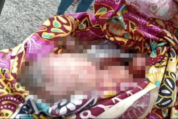 Nasib pilu seorang bayi yang baru lahir di negeri jiran Malaysia ditelantarkan oleh orangtuanya sendiri, ditemukan berada di kontainer ikan