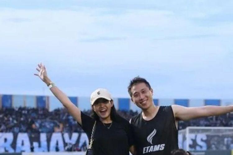 Pemain Persela Lamongan Lee Yu-jun (kedua kanan) foto bersama istri di Stadion Surajaya Lamongan, beberapa waktu lalu.