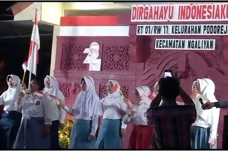 Penampilan emak-emak menggunakan seragam sekolah pada malam tirakatan di RT 07 RW 11, Kelurahan Podorejo, Kecamatan Ngaliyan, Kota Semarang, Jawa Tengah (Jateng).