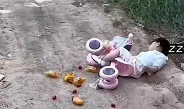 Seorang ibu di China terkejut bukan main karena anak balitanya tak kunjung pulang ke rumah, ternyata tertidur di jalan