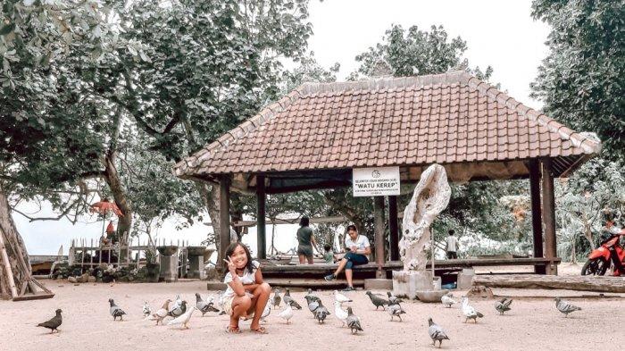 Suasana di Pantai Karang yang terdapat sebuah pohon yang menjadi spot foto favorit dan instagramable, Rabu (2/12/2020) 