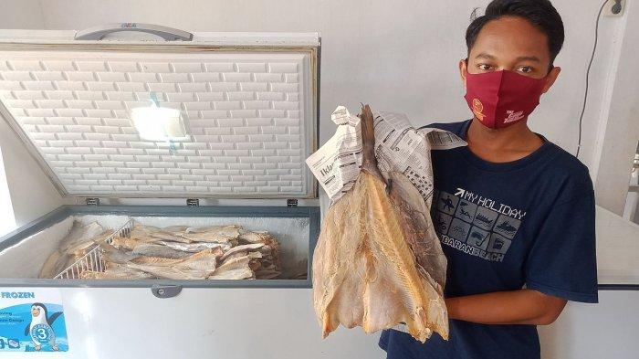 Ikan asin jambal roti di kios milik H Surman, blok Pantai Barat, Pangandaran.