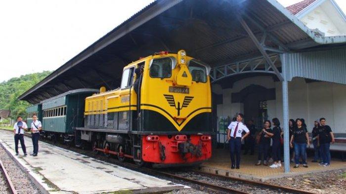 Kereta api vintage berhenti di Staisun Tuntang.