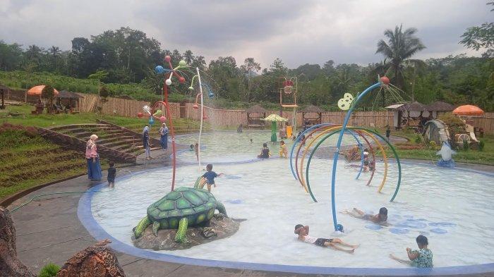 Aktifitas Pengunjung di Wisata Citra Mandiri Desa/Kecamatan Arjasa Jember Jawa Timur, Sabtu (11/2/2023).
