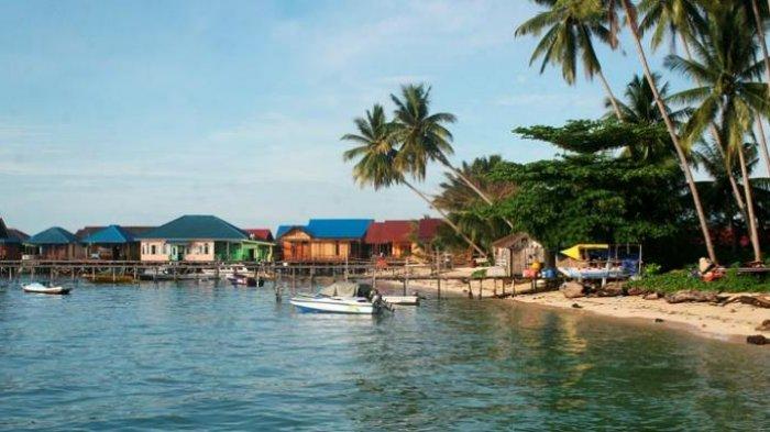 Pulau Derawan, pulau andalan pariwisata Kabupaten Berau, Kalimantan Timur, menyajikan pemandangan bawah air dan atas air yang memesona.