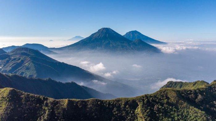 Pemandangan indah di Puncak Gunung Bismo menggunakan drone.