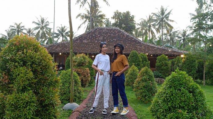 Pengunjung berpose di halaman rumah joglo Sabina Lumbung Persada.