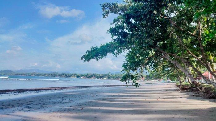 Kawasan Wisata Pantai Batu Pinagut Kabupaten Bolaang Mongondow Utara (Bolmut), Provinsi Sulawesi Utara.