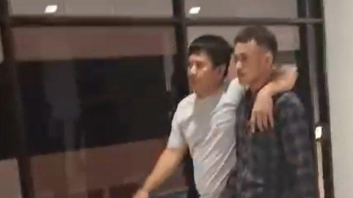 PENYELUNDUPAN SABU - ZK dan IA, calon penumpang pesawat di Bandara Hang Nadim Kota Batam kedapatan menyelundupkan sabu-sabu di balik pakaian dalamnya. Foto salah satu penumpang pesawat yang diamankan Subdit II Ditresnarkoba di Bandara Hang Nadim Kota Batam, Minggu (2/3/2025).