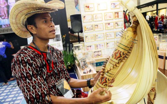 Zakarias Ndaong (32) putra asli NTT,  sedang memainkan alat musik tradisional Nusa Tengara Timur yang merupakan alat musik khas Indonesia yaitu Sasando, dalam acara pembukaan Indonesia Fashion Week 2012, di Jakarta Cenvention Center (JCC), Kamis (23/2/2012).
