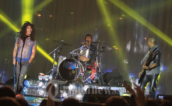 Grup Band SLANK akhirnya berhasil melakukan konser yang bertajuk I Miss U di Ballroom Ritz Carlton, Jakarta, Jumat, (11/05/2012). Aksi panggung mereka kini berbeda dengan konser-konser sebelumnya,konser mereka sekarang tidak diwarnai dengan bendera-bendera. (Tribun Jakarta/Jeprima)