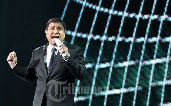 Aksi Musisi senior Harvey Benjamin Malaiholo atau lebih dikenal Harvey malaiholo saat tampil pada konsernya yang bertajuk