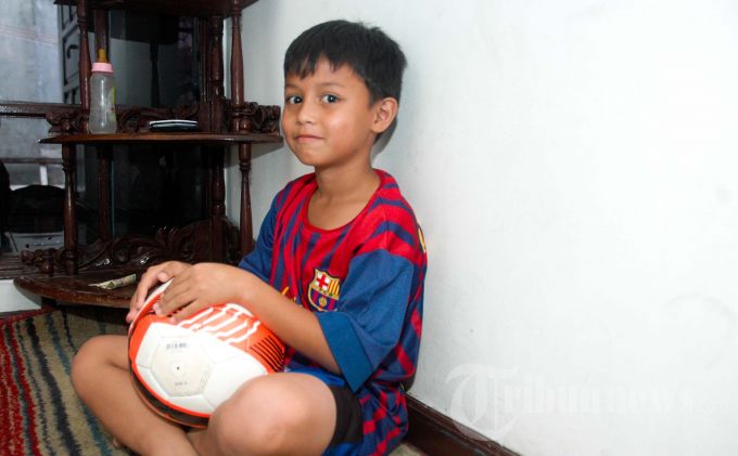 Tristan Alif Naufal (8) saat ditemui di rumahnya, di Pondok Aren, Tangerang Selatan, Banten, Rabu (30/10/2013). Alif hari ini, Kamis (31/10/2013) akan berangkat ke Belanda untuk mengikuti latihan di klub raksasa Belanda, Ajax Amsterdam. Tribunnews/Deodatus Pradipto