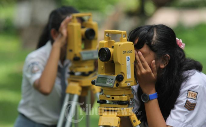 Belajar Pengukuran: Sejumlah siswa SMK Negeri 7 Semarang belajar mengoperasikan alat pesawat theodolite di kawasan taman Keluarga Berencana (KB) jalan Menteri Supeno, Kota Semarang, Jateng, Rabu (13/11/2013). Pendidikan dengan langsung praktek dilapangan guna mempersiapkan siswa dalam mengolah skill saat terjun kedunia kerja. (Tribun Jateng/Wahyu Sulistiyawan)
