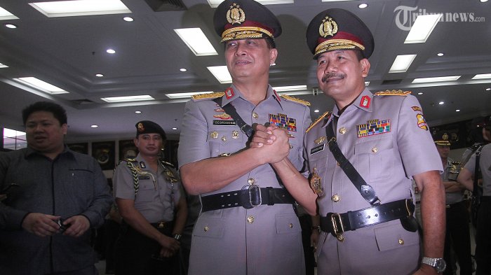 Wakapolri lama Komjen Pol Oegroseno bersalaman dengan Wakapolri baru Komjen Pol Badrodin Haiti (kanan) usai acara serah terima jabatan Wakapolri di Mabes Polri, Jakarta, Selasa (4/3/2014). Komjen Pol Badrodin Haiti yang sebelumnya menjabat sebagai Kabaharkam menggantikan Komjen Pol Oegroseno yang akan memasuki masa purna tugas. (TRIBUNNEWS/DANY PERMANA)