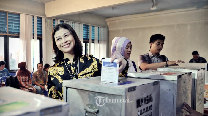 Calon Legislatif dari partai PAN, Indira Chunda Thita Syahru YL melakukan pencoblosan di tempat pemingutan suara (TPS) 01, Kompleks SD Mangkura, Kelurahan Sawerigading, Kecamatan Ujung Pandang, sekitar pukul 8.59 wita, Rabu (9/4). Thita yang juga putri Gubernur Sulsel Syahrul Yasin Limpo mencoblos didampingi keluagra. tribun timur/muhammad abdiwan