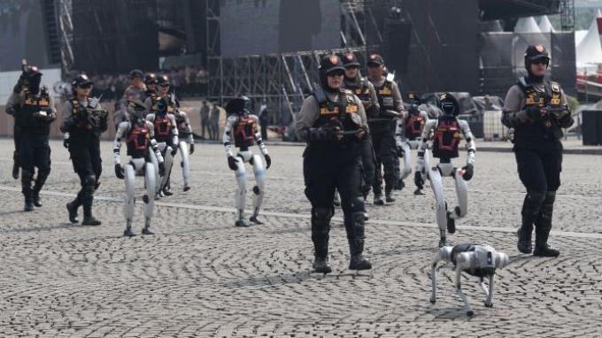 ROBOT HUMANOID - Polri memperkenalkan 25 unit robot humanoid dan robot anjing (K9) bertepatan HUT ke-79 Bhayangkara di kawasan Monumen Nasional, Jakarta. Robot canggih ini merupakan karya anak bangsa.