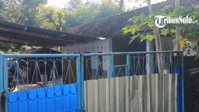 DUGAAN BOCAH DIEKSPLOITASI - Rumah diduga pelaku yang melakukan eksploitasi anak di Desa Mojo, Kecamatan Andong, Kabupaten Boyolali, Senin (14/7/2025). Warga digegerkan oleh temuan 4 bocah yang diduga disiksa dan dieksploitasi, Minggu (13/7/2025). Kaki mereka dirantai dan tidur di luar ruangan.