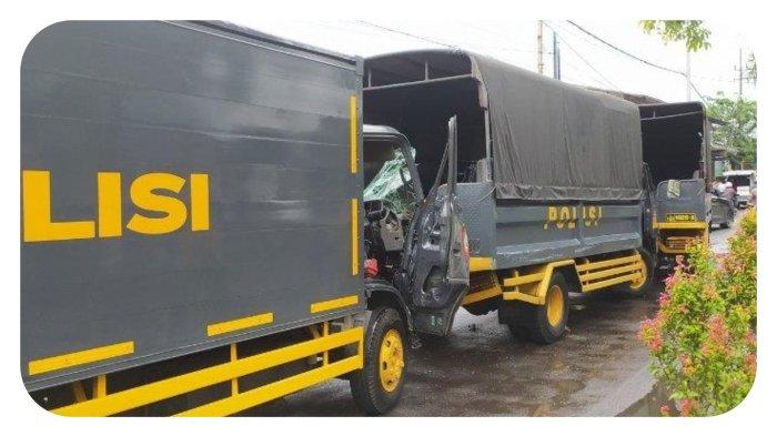 TRUK POLISI KECELAKAAN-Empat kendaraan dinas jenis truk milik Polri mengangkut puluhan pasukan Polisi terlibat kecelakaan karambol di Jalan Gunungsari, Wonokromo, Surabaya, pada Jumat (23/5/2025) sore. Tiga orang personel kepolisian mengalami luka ringan.