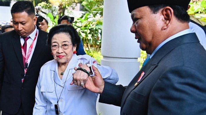 PRABOWO GANDENG MEGAWATI - Momen Presiden Prabowo Subianto menggandeng Ketua Umum PDIP, Megawati Soekarnoputri, sebelum upacara Hari Lahir Pancasila di Gedung Pancasila, Jakarta Pusat, Senin (2/6/2025).