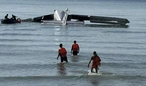POLISI TEWAS - 6 Polisi tewas usai kecelakaan maut di  Teluk Thailand di lepas pantai Cha-am di barat daya Thailand, Jumat (25/4/2025). (Tangkap layar mirror.co.uk)