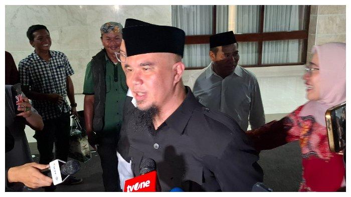 HALAL BIHALAL - Anggota DPR Komisi X Ahmad Dhani usai menghadiri acara Halal Bihalal di rumah dinas Menko Bidang Pemberdayaan Masyarakat Muhaimin Iskandar, di Widya Chandra, Jakarta Selatan, Minggu (20/4/2025). Ahmad Dhani mengatakan di acara tersebut dia melantunkam lagu ciptaannya 'Munajat Cinta' dan 'Sedang Ingin Beecinta'.