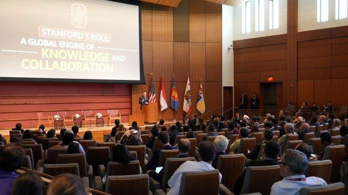 PIDATO AHY - Menteri Koordinator Bidang Infrastruktur dan Pembangunan Kewilayahan Republik Indonesia, Agus Harimurti Yudhoyono (Menko AHY) saat memberikan pidato penting dalam Southeast Asia Summit for Prosperity and Sustainability di Universitas Stanford, Selasa (20/05/2025) waktu setempat.
