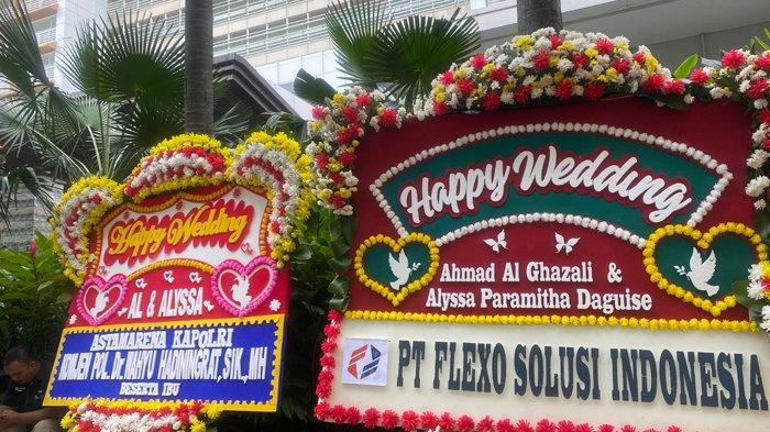 AL GHAZALI NIKAH - Suasana hotel The St. Regis Jakarta tempat berlangsungnya pernikahan Al Ghazali dan Alyssa Daguise, di kawasan Kuningan, Jakarta Selatan, Senin (16/6/2025). Terlihat karangan bunga ucapan pernikahan Al dan Alyssa terpajang di depan hotel Jalan Setia Budi Tengah. (Tribunnews.com/Fauzi Alamsyah).