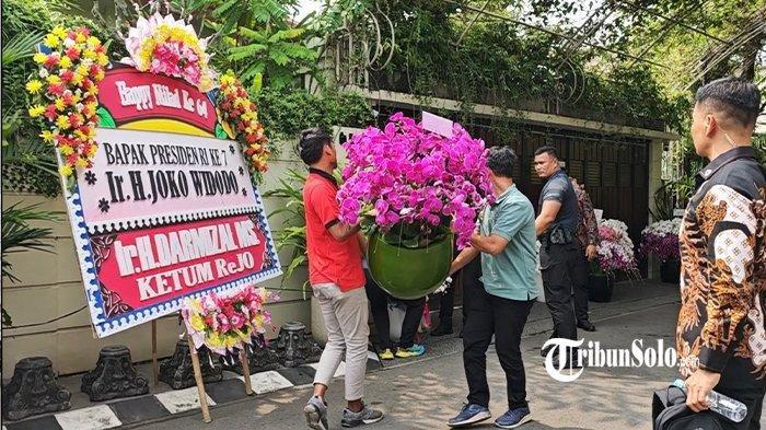 ANGGREK BUAT JOKOWI - Anggrek berisikan ucapan selamat ulang tahun ke-64 kepada Presiden ke-7 RI Joko Widodo (Jokowi) dari Presiden Prabowo Subianto. Ada ratusan anggrek lainnya yang dikirim ke Jokowi dari sejumlah pejabat ke kediamannya di Solo, Jawa Tengah, Sabtu (21/6/2025).
