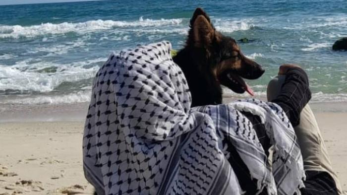 ANJING VIRAL - Hamed Ashour dan anjingnya di Pantai Gaza