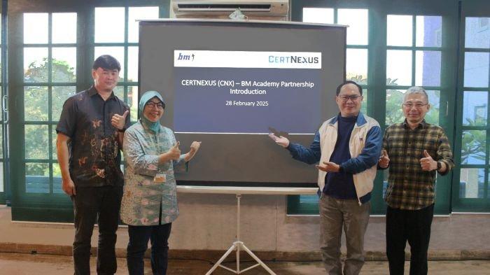 ARTIFICIAL INTELLIGENCE - Universitas Bunda Mulia melalui BM Academy menjalin kemitraan strategis dengan CertNexus, penyedia sertifikasi internasional di bidang emerging technology, khususnya bidang Artificial Intelligence (AI), Data Science, Data Ethics, dan Cyber Security. Tampak di foto, Dekan Fakultas Teknologi dan Desain Universitas Bunda Mulia Dr Fransiskus Adikara, Ketua Program Studi AI di Universitas Bunda Mulia, Dr Hery Heryanto, di Kampus UBM, Jakarta.