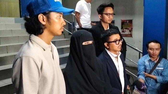 SAMBANGI POLDA - Umi Pipik didampingi Abidzar Al Ghifari dan tim kuasa hukumnya di Polda Metro Jaya.