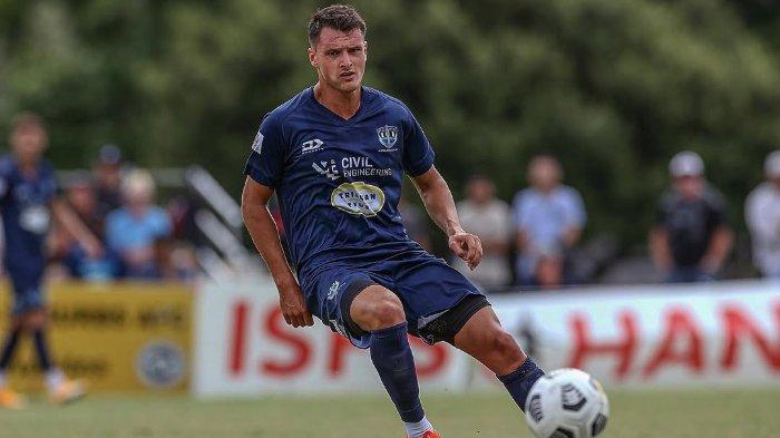 MENGOPER BOLA - Adam Mitchell mengoper bola saat mengawal klubnya Auckland City. (Foto diunduh dari Instagram Adam Mitchell - 21/6/2025).