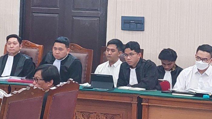 KASUS JUDI ONLINE - Terdakwa Adhi Kismanto (kemeja putih tengah) saat jalani sidang kasus judi online di Pengadilan Negeri Jakarta Selatan, Jakarta, Rabu (28/5/2025). Adhi disebut sempat minta gaji Rp 17 juta per bulan saat bekerja sebagai tim pemblokir situs judi online di Kementerian Komunikasi dan Informatika (Kemkominfo).