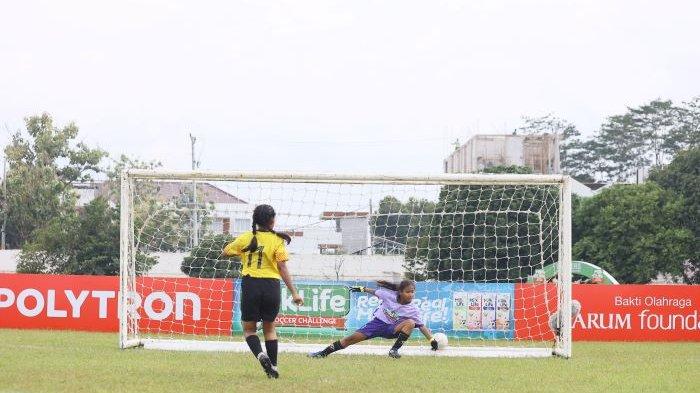 Adu Penalti Milklife Soccer Challange