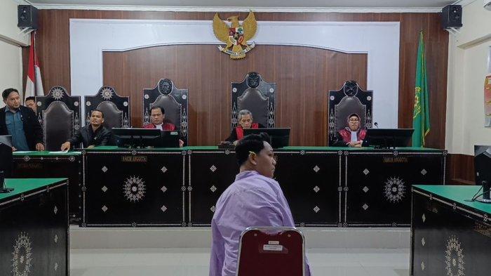 VONIS AGUS BUNTUNG - Terdakwa I Wayan Agus Suartama alias Agus Buntung menjalani sidang pembacaan putusan atau vonis atas kasus dugaan pelecehan seksual di Pengadilan Negeri Mataram, NTB, Senin (5/5/2025). Majelis hakim diketuai hakim Mahendrasmara menjatuhkan vonis hukuman pidana 10 tahun penjara dan denda Rp100 juta karena terbukti melakukan kekerasan seksual berupa pencabulan terhadap korban. 