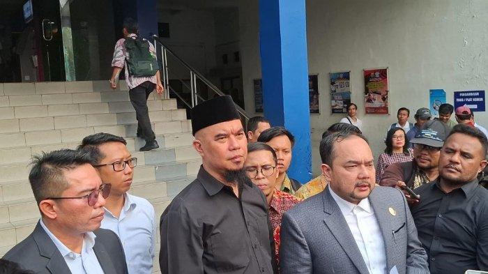 ANAK AHMAD DHANI - Musisi sekaligus anggota DPR RI Ahmad Dhani didampingi kuasa hukumnya membuat laporan polisi di SPKT Polda Metro Jaya, Jakarta Selatan, Kamis (10/7/2025). Laporan itu dibuat buntut adanya video dengan konten dugaan perundungan atau bully terhadap anak Ahmad Dhani, SA (14), yang dibuat Lita Gading, seseorang yang mengaku psikolog.