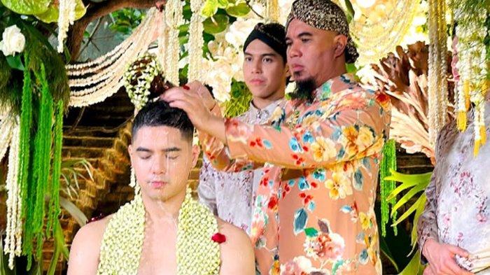 AHMAD DHANI MENANGIS - Prosesi pernikahan Al Ghazali menyisakan momen haru. Saat siraman sebelum anaknya resmi menikahi Alyssa Daguise, Ahmad Dhani menangis. Ini alasanya.