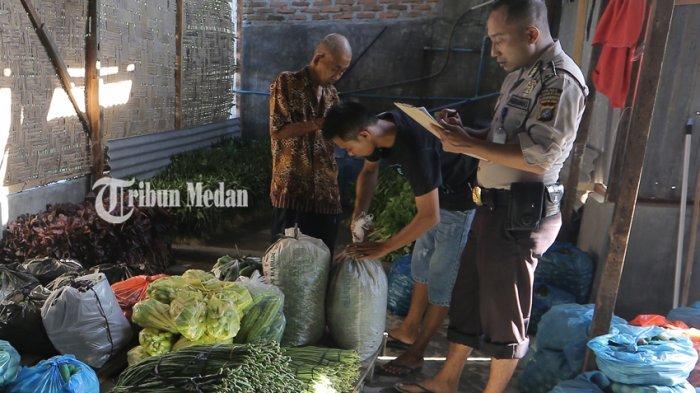 POLISI JUALAN SAYUR - Aipda Wahyu Mulyawan, seorang polisi asal Kota Medan, Sumut, menyambi berjualan sayur sejak 2017.