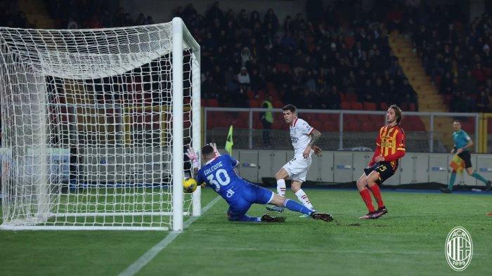 Aksi Christian Pulisic (AC Milan) saat mencetak gol ke gawang Lecce di Liga Italia