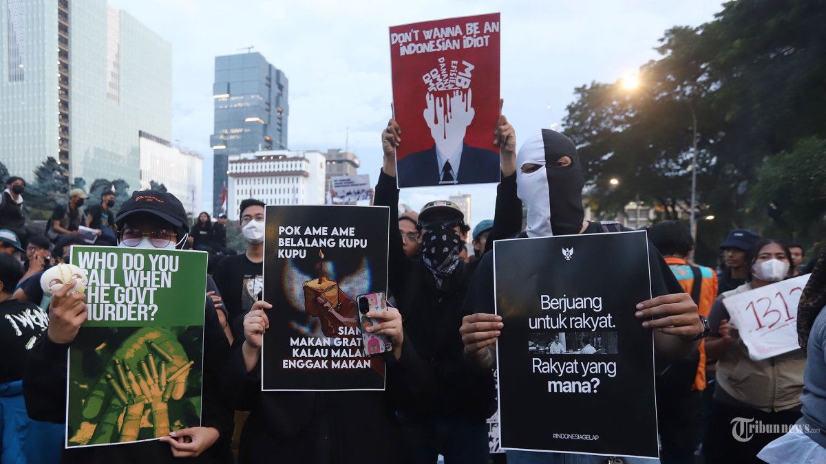 AKSI INDONESIA GELAP - Sejumlah massa aksi menggelar aksi unjuk rasa di kawasan Patung Kuda, Jakarta Pusat, Jumat (21/2/2025). Sejumlah peserta aksi Indonesia Gelap tersebut membawa poster berisi tuntutan dan kritikan kepada pemerintah Prabowo-Gibran. Tribunnews/Jeprima