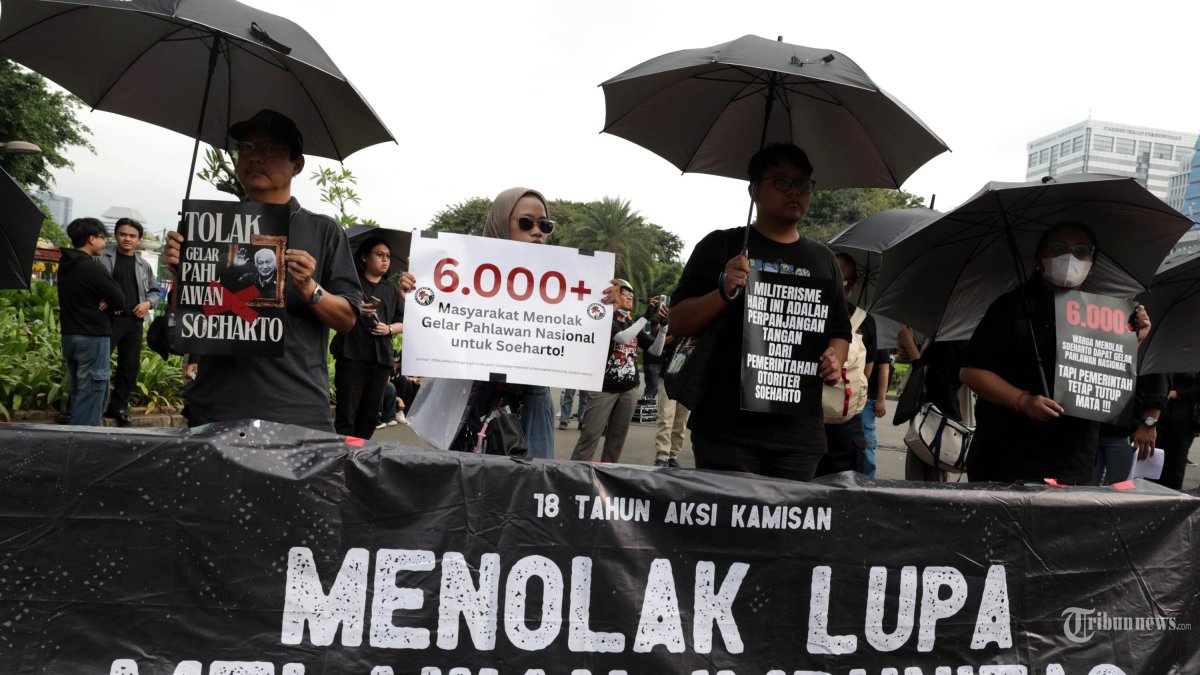 AKSI KAMISAN - Aktivis Jaringan Solidaritas Korban untuk Keadilan mengikuti aksi Kamisan ke-861 di depan Istana Merdeka, Jakarta, Kamis (15/5/2025). Dalam aksi tersebut menuntut penuntasan pelanggaram berat Hak Asasi Manusia (HAM) yang terjadi pada 12 Mei 1998 menolak pemberian gelar pahlawan kepada Presiden ke-2 RI Soeharto karena dinilai memiliki rekam jejak yang kelam. TRIBUNNEWS/IRWAN RISMAWAN