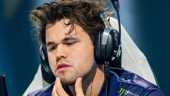 Aksi Magnus Carlsen di turnamen catur EWC 2025