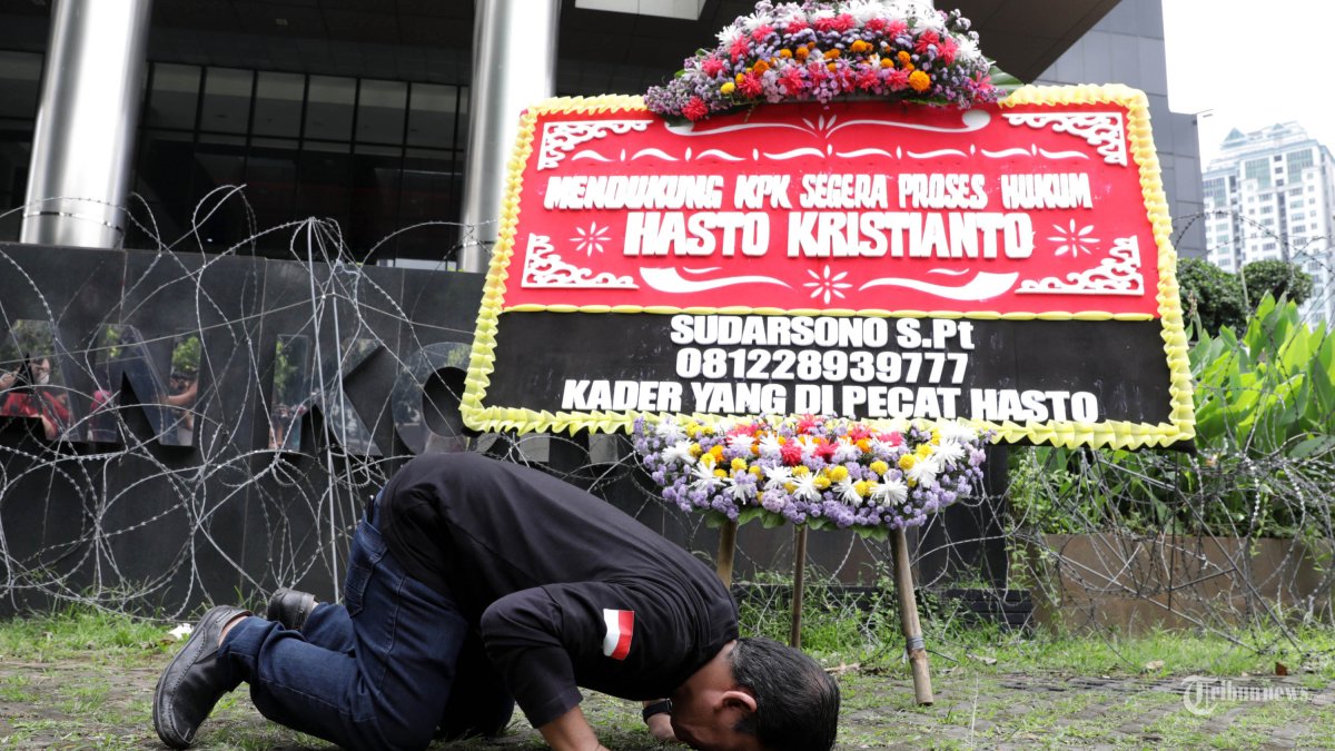 AKSI KASUS HASTO - Mantan Wakil Ketua Bidang Kaderisasi dan Ideologi PDI Perjuangan (PDIP) DPC Kabupaten Pemalang Sudarsono melalukan aksi sujud syukur di depan Gedung KPK, Jakarta, Senin (17/2/2025). Aksi mantan kader PDIP yang dipecat DPP PDIP karena diduga lantang mendukung proses penegakan hukum terhadap Hasto tersebut sebagai bentuk dukungan kepada KPK agar segera memproses hukum Sekretaris Jenderal PDIP Hasto Kristiyanto serta mengapresiasi putusan hakim tunggal Pengadilan Negeri (PN) Jakarta Selatan Djuyamto yang tidak menerima permohonan Praperadilan Hasto. TRIBUNNEWS/IRWAN RISMAWAN